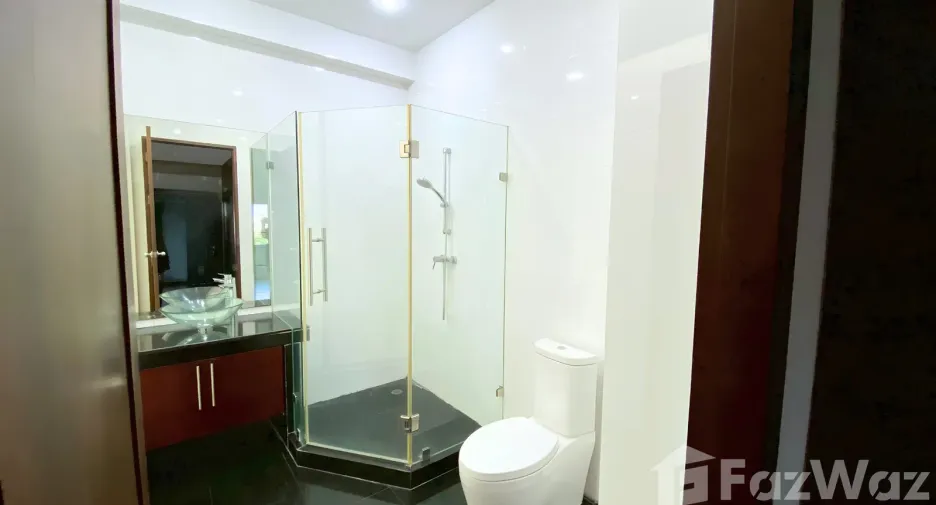 For rent 4 bedrooms townhouse in Watthana, Bangkok