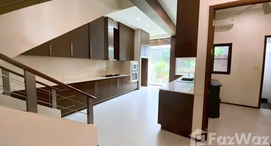 For rent 4 bedrooms townhouse in Watthana, Bangkok