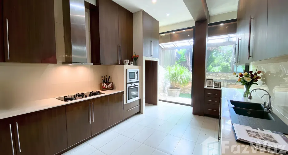 For rent 4 bedrooms townhouse in Watthana, Bangkok
