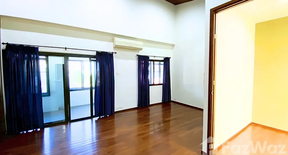 For rent 4 bedrooms townhouse in Watthana, Bangkok