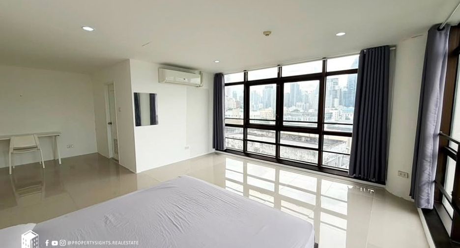 For rent 3 bedrooms condo in Watthana, Bangkok