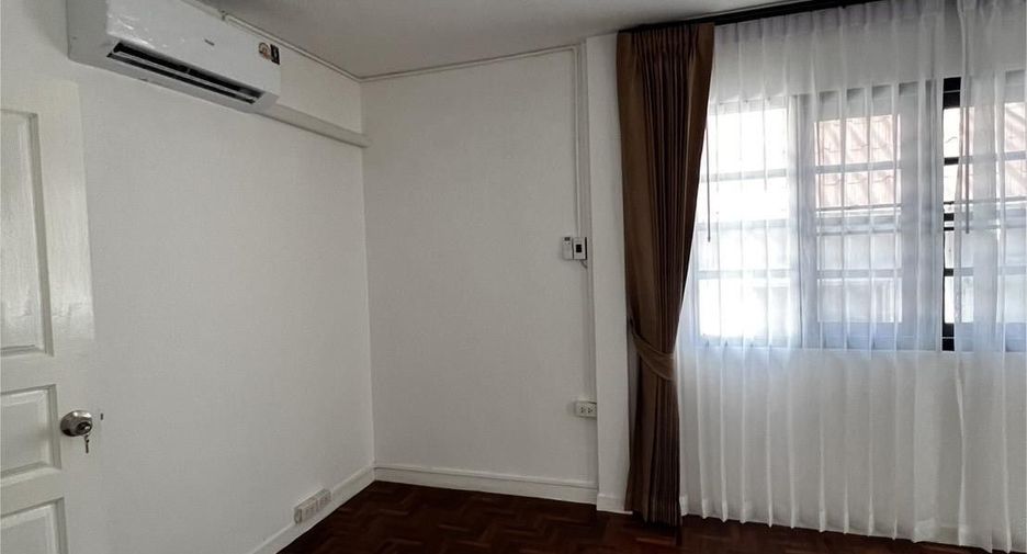 For sale 5 bedrooms house in Wang Thonglang, Bangkok