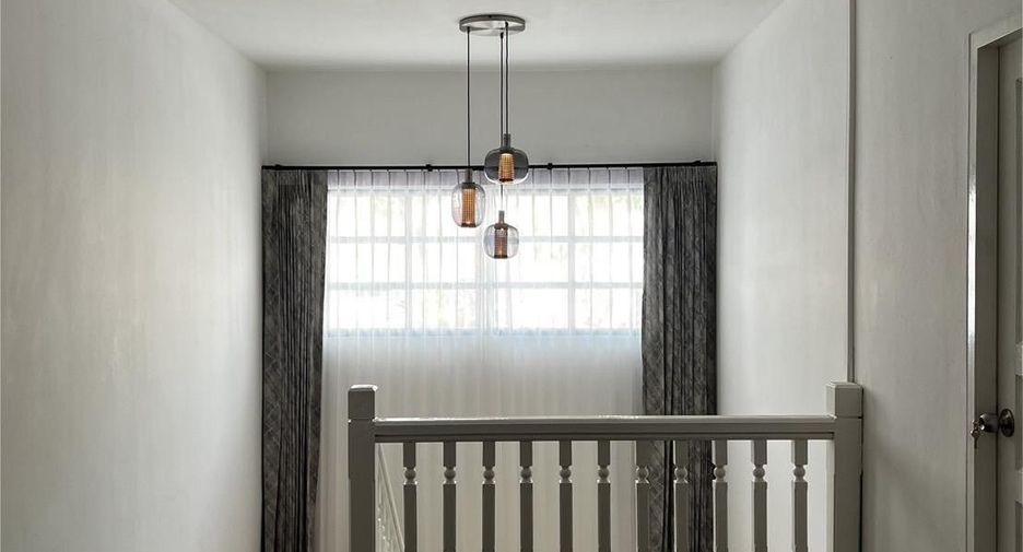 For sale 5 bedrooms house in Wang Thonglang, Bangkok