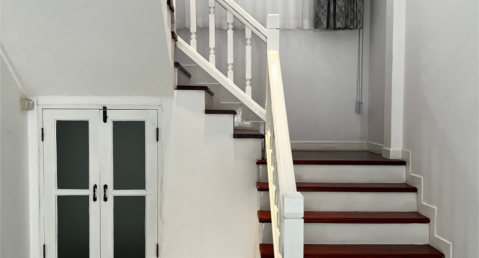 For sale 5 bedrooms house in Wang Thonglang, Bangkok