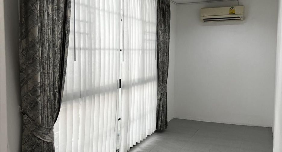 For sale 5 bedrooms house in Wang Thonglang, Bangkok
