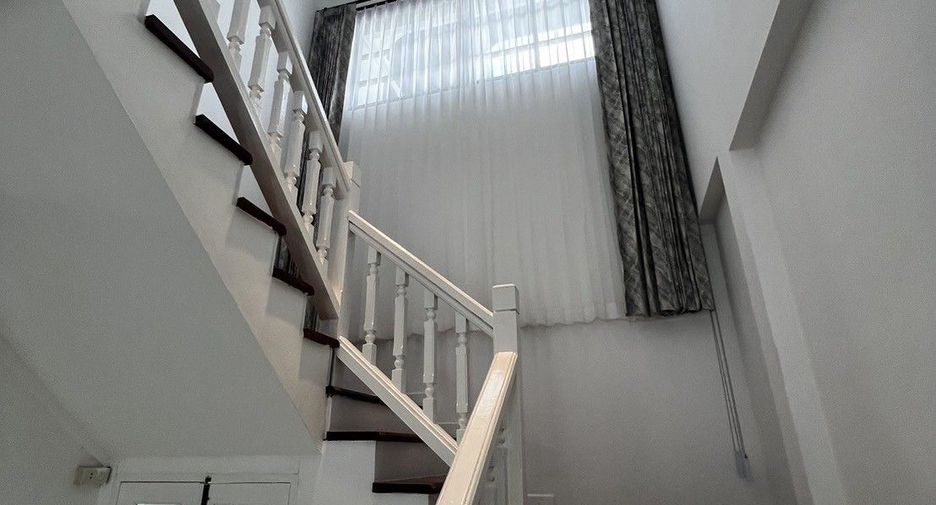 For sale 5 bedrooms house in Wang Thonglang, Bangkok