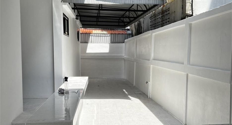 For sale 5 bedrooms house in Wang Thonglang, Bangkok