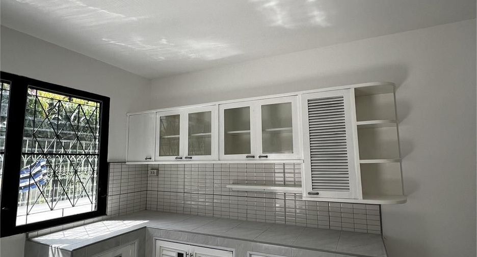 For sale 5 bedrooms house in Wang Thonglang, Bangkok
