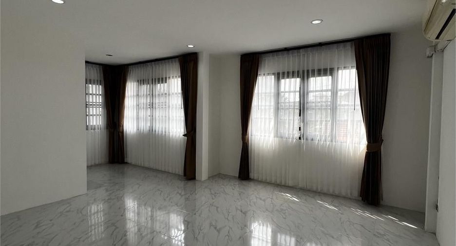 For sale 5 bedrooms house in Wang Thonglang, Bangkok