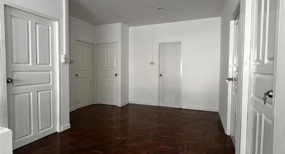 For sale 5 bedrooms house in Wang Thonglang, Bangkok