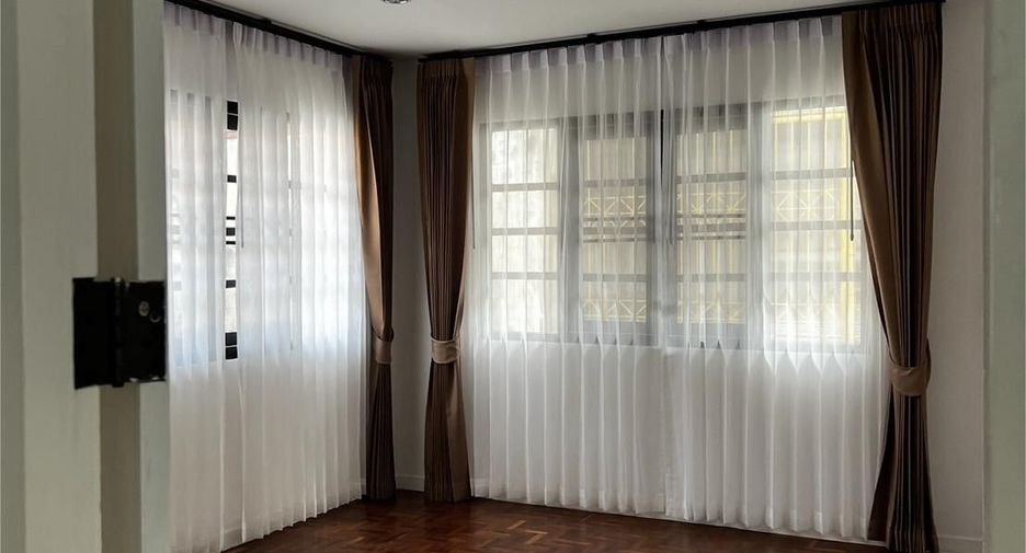 For sale 5 bedrooms house in Wang Thonglang, Bangkok