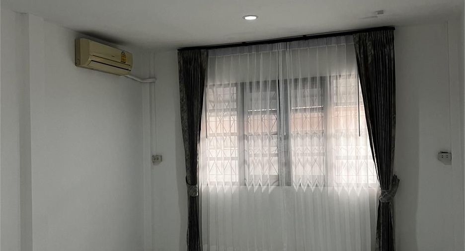 For sale 5 bedrooms house in Wang Thonglang, Bangkok