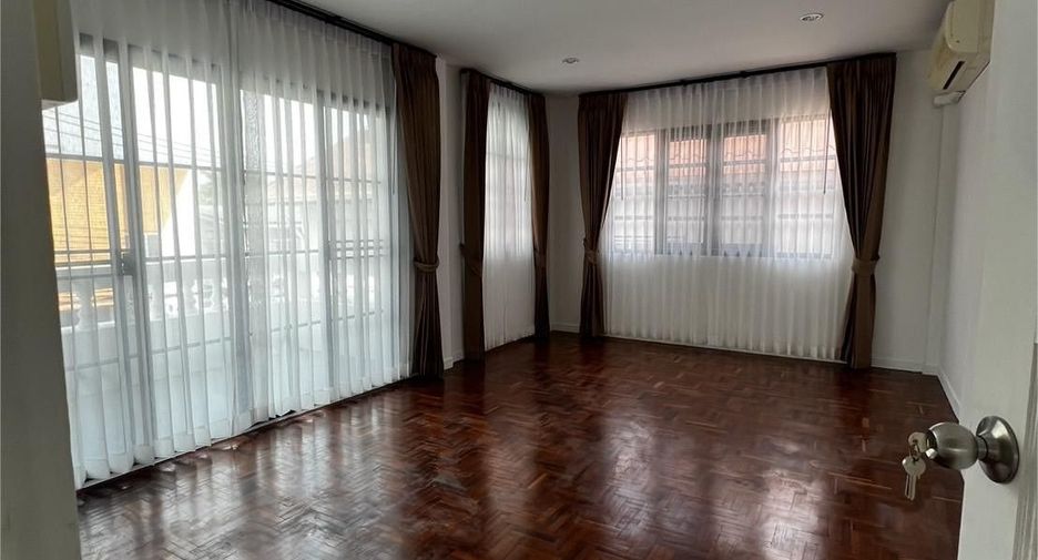 For sale 5 bedrooms house in Wang Thonglang, Bangkok