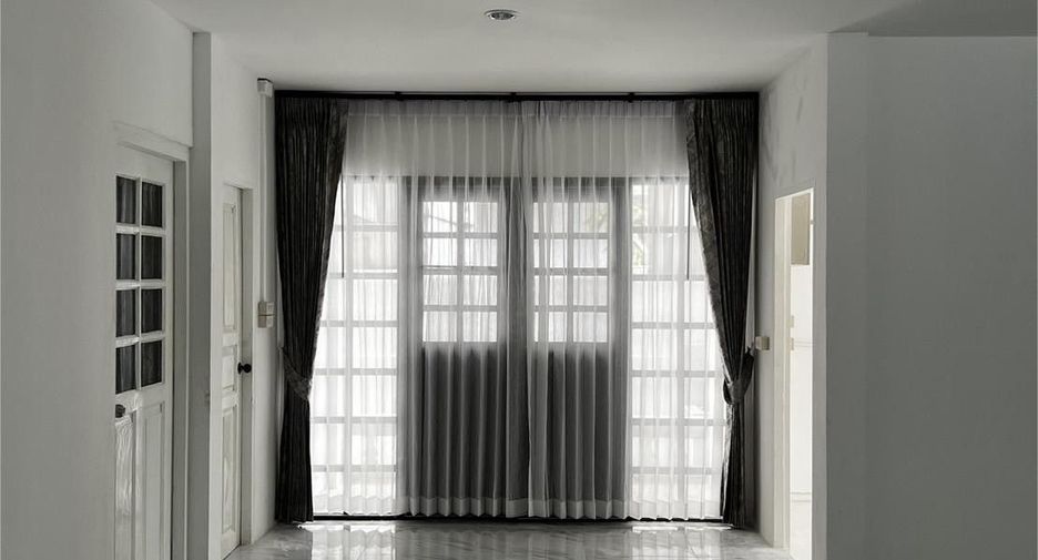 For sale 5 bedrooms house in Wang Thonglang, Bangkok