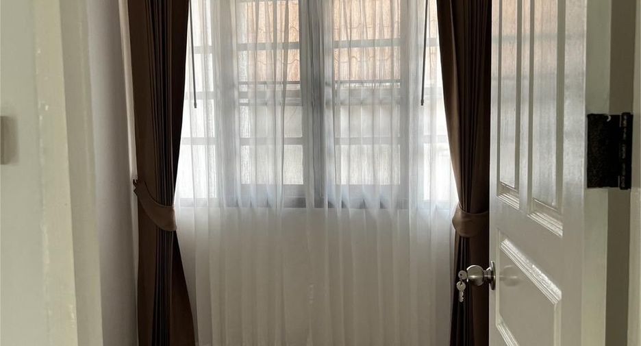 For sale 5 bedrooms house in Wang Thonglang, Bangkok