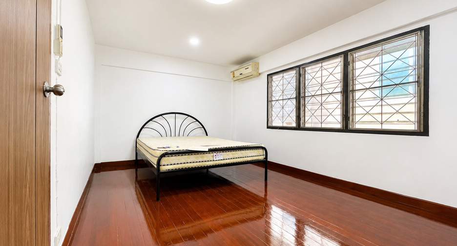 For rent 2 bedrooms townhouse in Lat Phrao, Bangkok