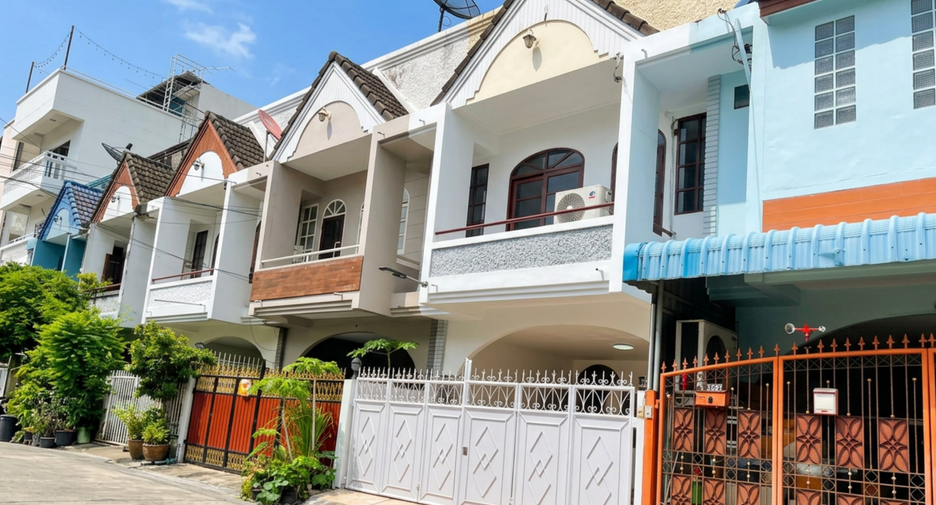 For rent 2 bedrooms townhouse in Lat Phrao, Bangkok