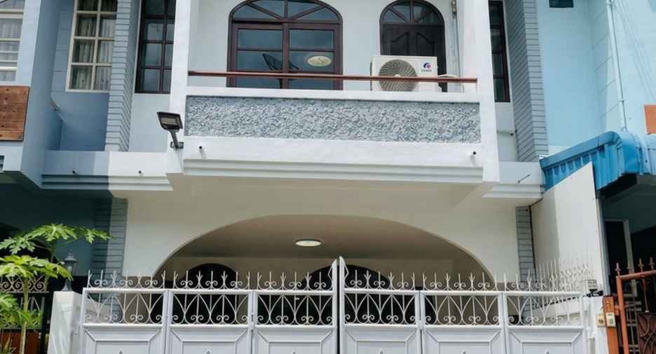For rent 2 bedrooms townhouse in Lat Phrao, Bangkok