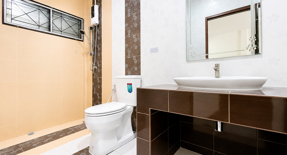 For rent 2 bedrooms townhouse in Lat Phrao, Bangkok