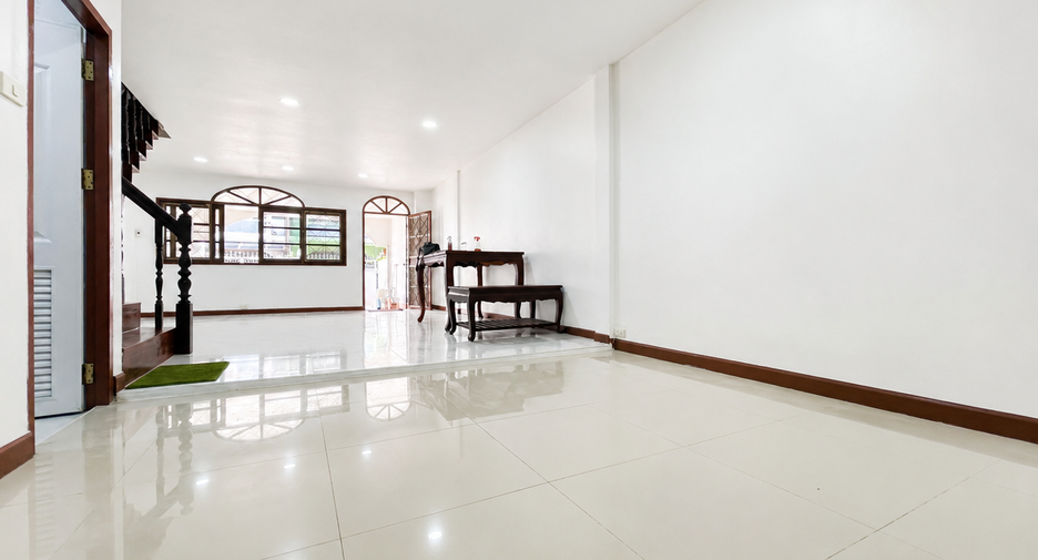 For rent 2 bedrooms townhouse in Lat Phrao, Bangkok