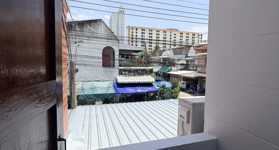 Casa adosada en venta de 2 habitaciones en Bang Kapi, Bangkok
