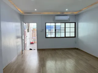 Casa adosada en venta de 2 habitaciones en Bang Kapi, Bangkok