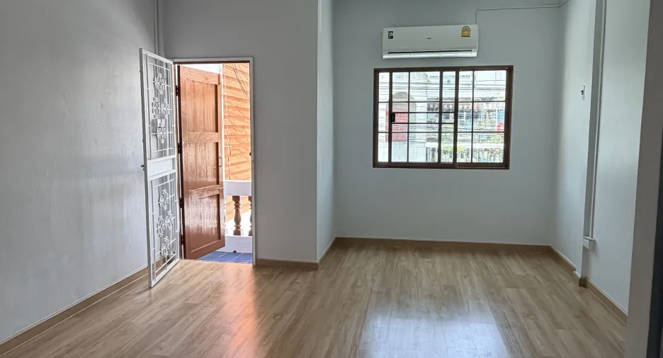 Casa adosada en venta de 2 habitaciones en Bang Kapi, Bangkok