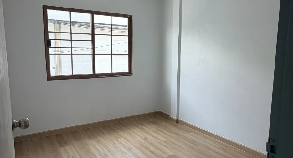 Casa adosada en venta de 2 habitaciones en Bang Kapi, Bangkok