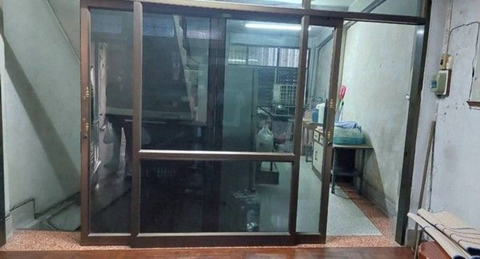 Casa adosada en venta de 3 habitaciones en Bang Khen, Bangkok