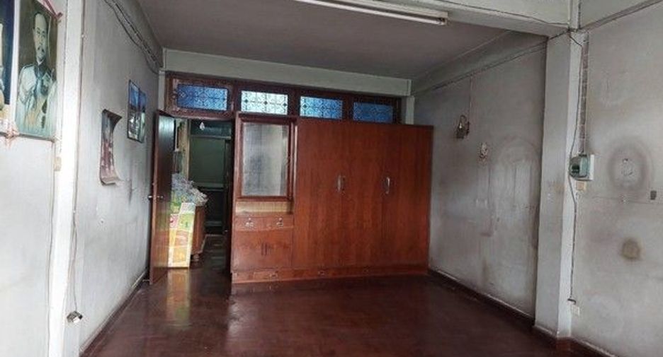 Casa adosada en venta de 3 habitaciones en Bang Khen, Bangkok