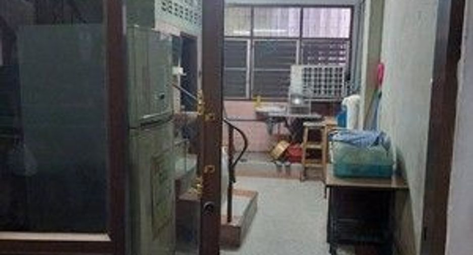 Casa adosada en venta de 3 habitaciones en Bang Khen, Bangkok
