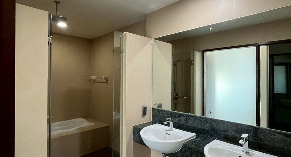 For rent 3 bedrooms condo in Watthana, Bangkok