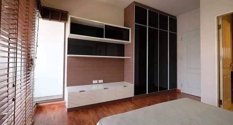 For rent 3 bedrooms house in Phra Khanong, Bangkok