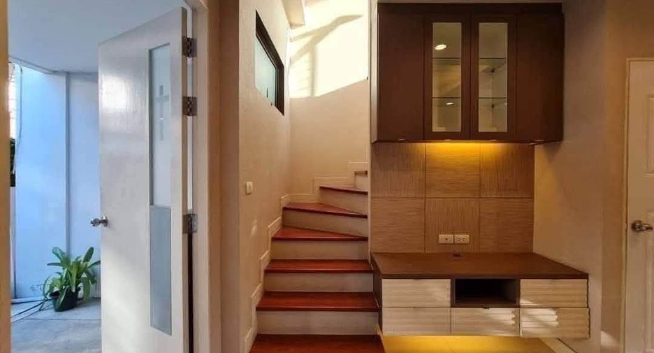 For rent 3 bedrooms house in Phra Khanong, Bangkok