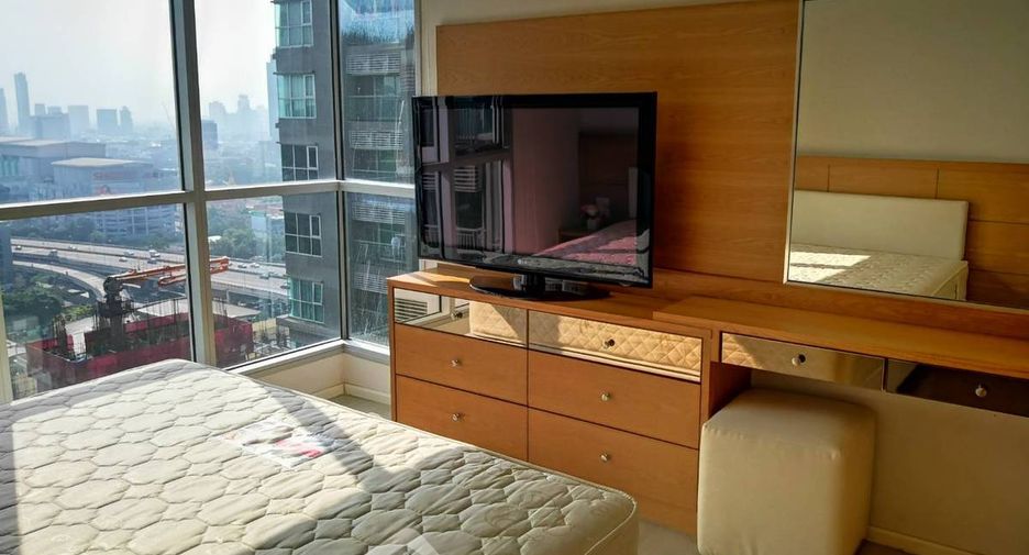 For rent 2 bedrooms condo in Huai Khwang, Bangkok