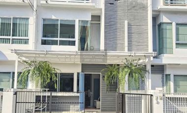 For rent 3 bedrooms townhouse in Bang Kapi, Bangkok
