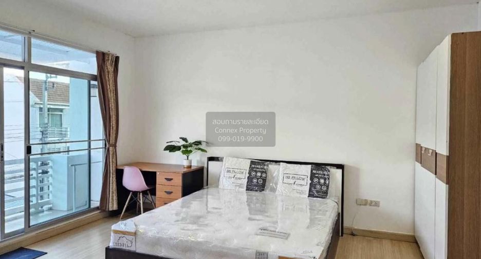 For rent 3 bedrooms townhouse in Bang Kapi, Bangkok