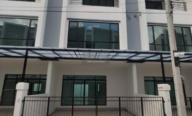 For rent 3 bedrooms townhouse in Phra Khanong, Bangkok