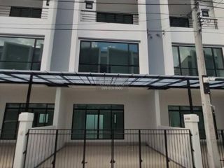 For rent 3 bedrooms townhouse in Phra Khanong, Bangkok