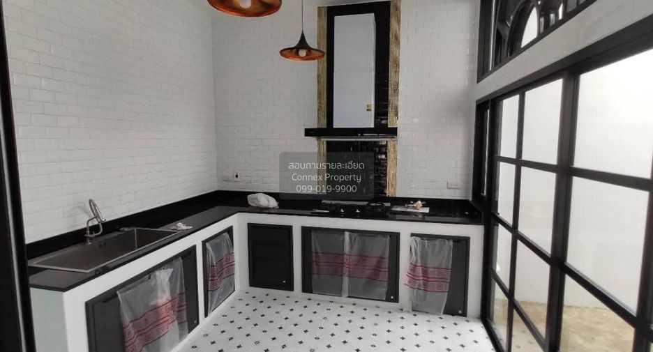 For rent 3 bedrooms townhouse in Phra Khanong, Bangkok