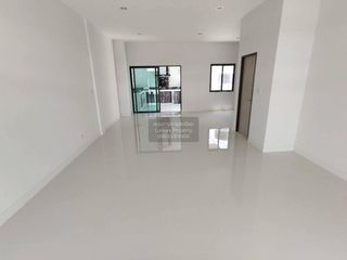 For rent 3 bedrooms townhouse in Phra Khanong, Bangkok