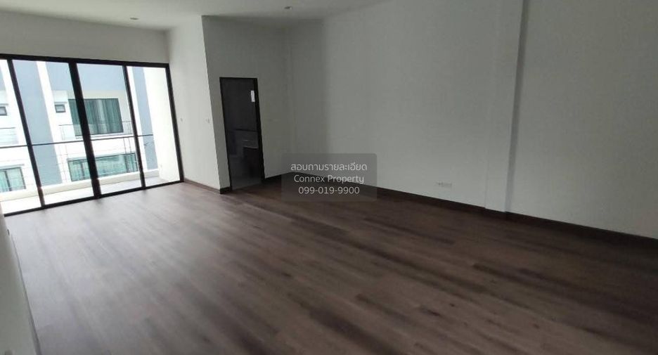 For rent 3 bedrooms townhouse in Phra Khanong, Bangkok