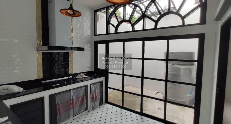 For rent 3 bedrooms townhouse in Phra Khanong, Bangkok
