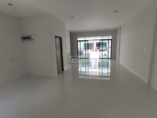 For rent 3 bedrooms townhouse in Phra Khanong, Bangkok