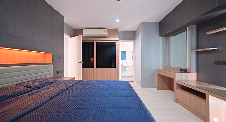For rent 2 bedrooms condo in Huai Khwang, Bangkok