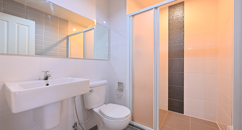 For rent 2 bedrooms condo in Huai Khwang, Bangkok