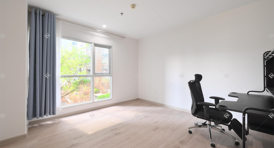 For rent 2 bedrooms condo in Huai Khwang, Bangkok
