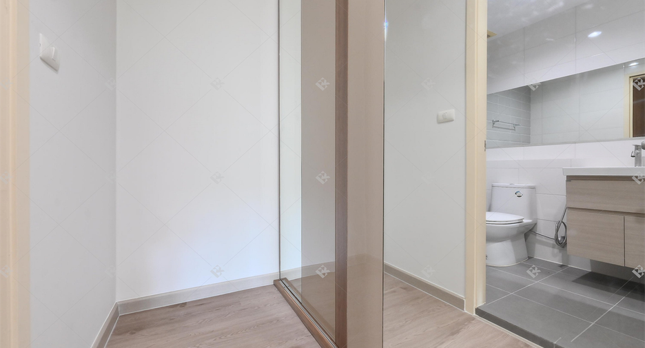 For rent 2 bedrooms condo in Huai Khwang, Bangkok