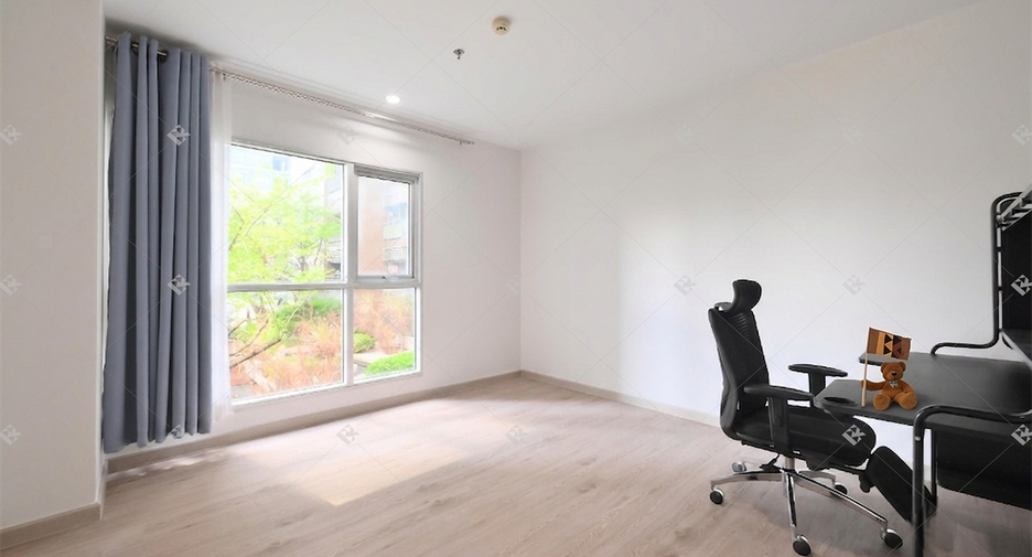 For rent 2 bedrooms condo in Huai Khwang, Bangkok