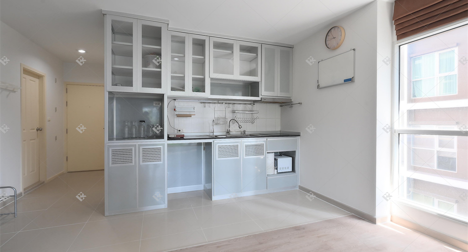 For rent 2 bedrooms condo in Huai Khwang, Bangkok